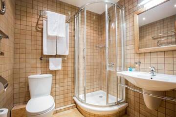 Фото номера Улучшенный двухместный номер с 2 отдельными кроватями Отель Arthurs Spa Hotel By Mercure г. Ларево 5